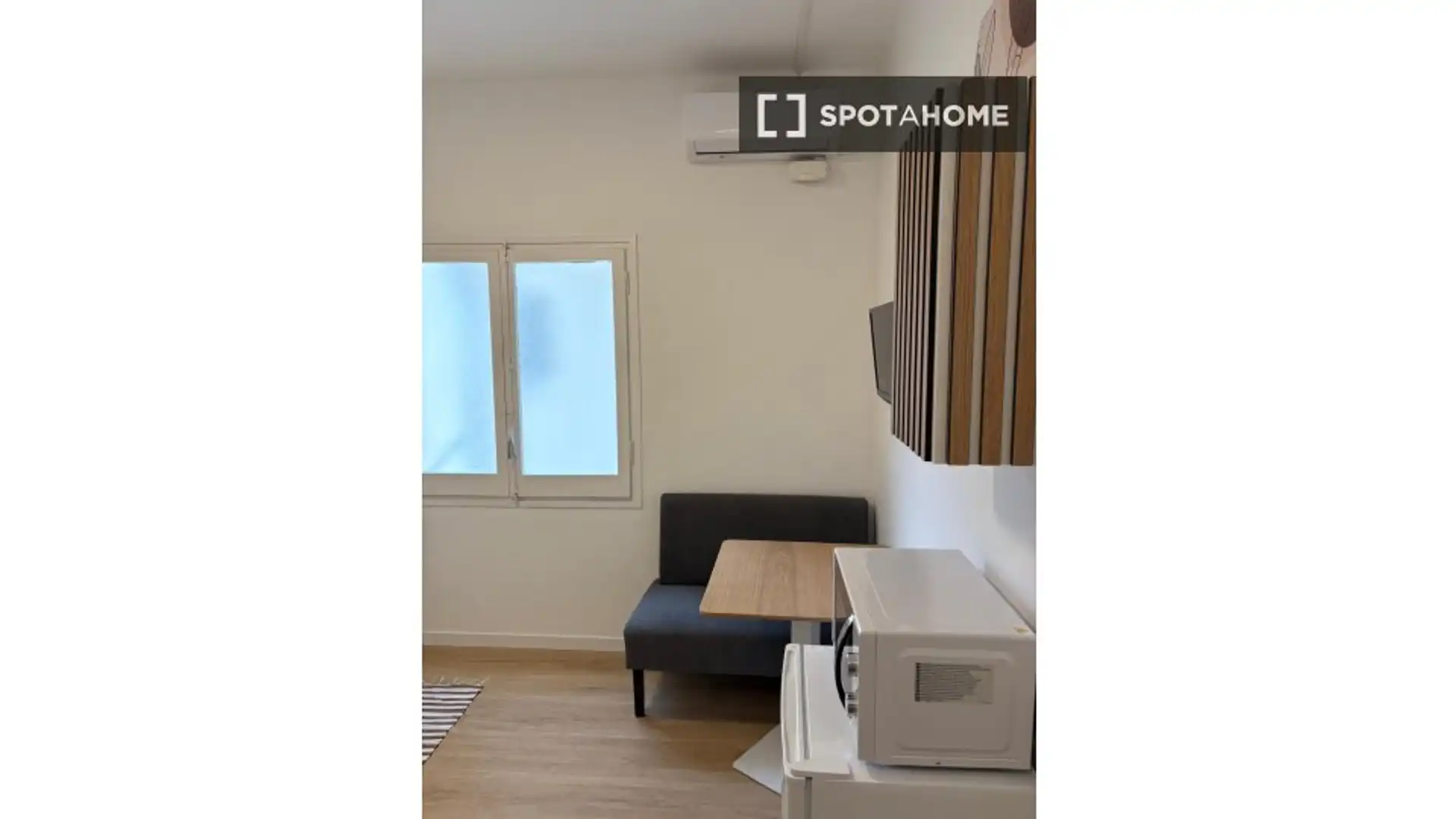 Vista exterior de Piso de alquiler en  Barcelona Capital con Aire acondicionado, Calefacción y Amueblado