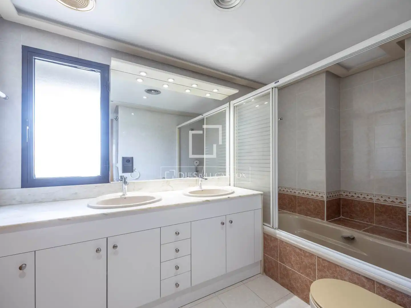 Badezimmer von Wohnung zur Miete in Gandesa mit Klimaanlage, Heizung und Privatgarten