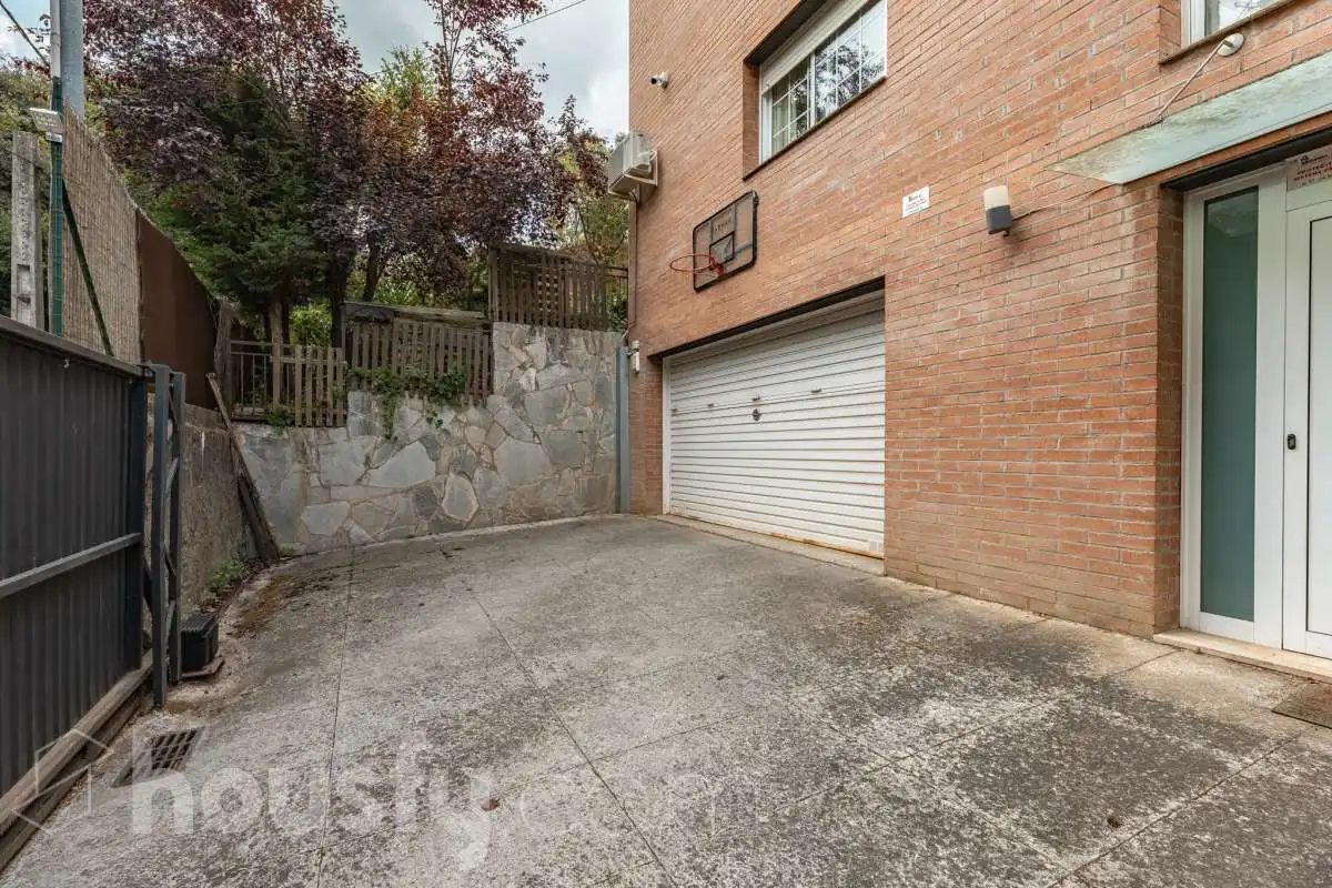 Vista exterior de Casa o xalet en venda en Sant Cugat del Vallès amb Aire condicionat, Calefacció i Jardí privat