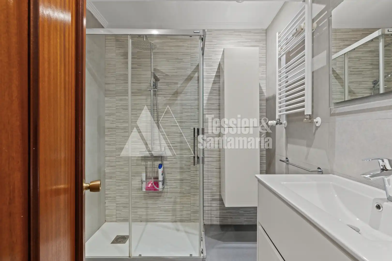 Badezimmer von Wohnungen zur Miete in Gijón  mit Heizung, Parkett und Möbliert