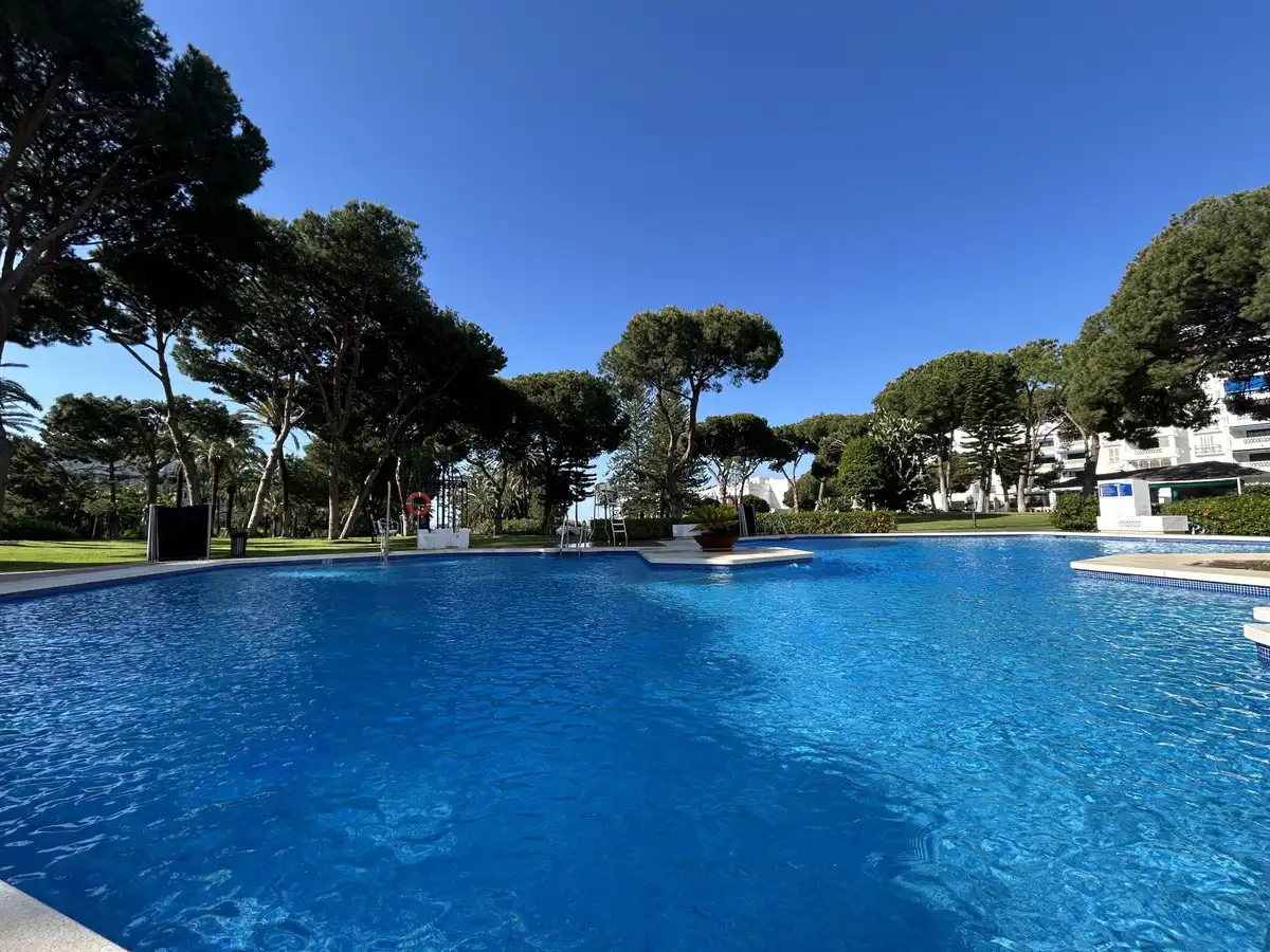 Schwimmbecken von Wohnung zum Verkauf in Marbella mit Klimaanlage, Terrasse und Möbliert