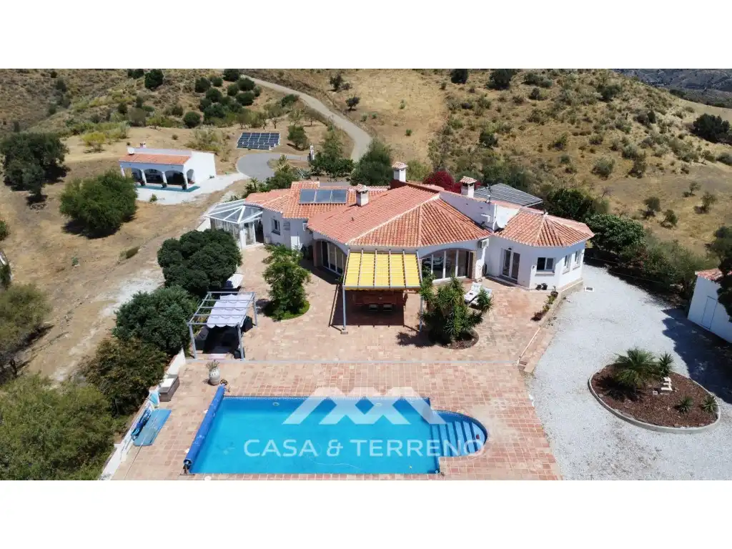 Vista exterior de Casa o xalet en venda en Vélez-Málaga amb Aire condicionat, Jardí privat i Terrassa