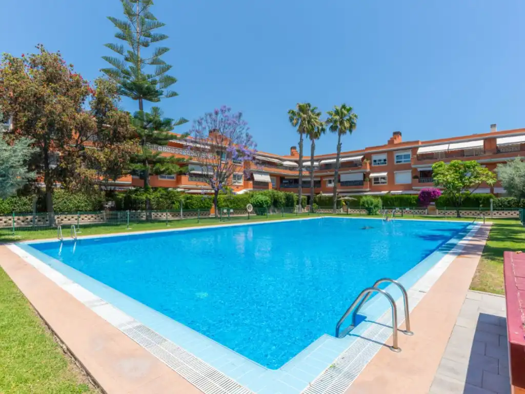Piscina de Apartament en venda en Alicante / Alacant amb Aire condicionat i Internet