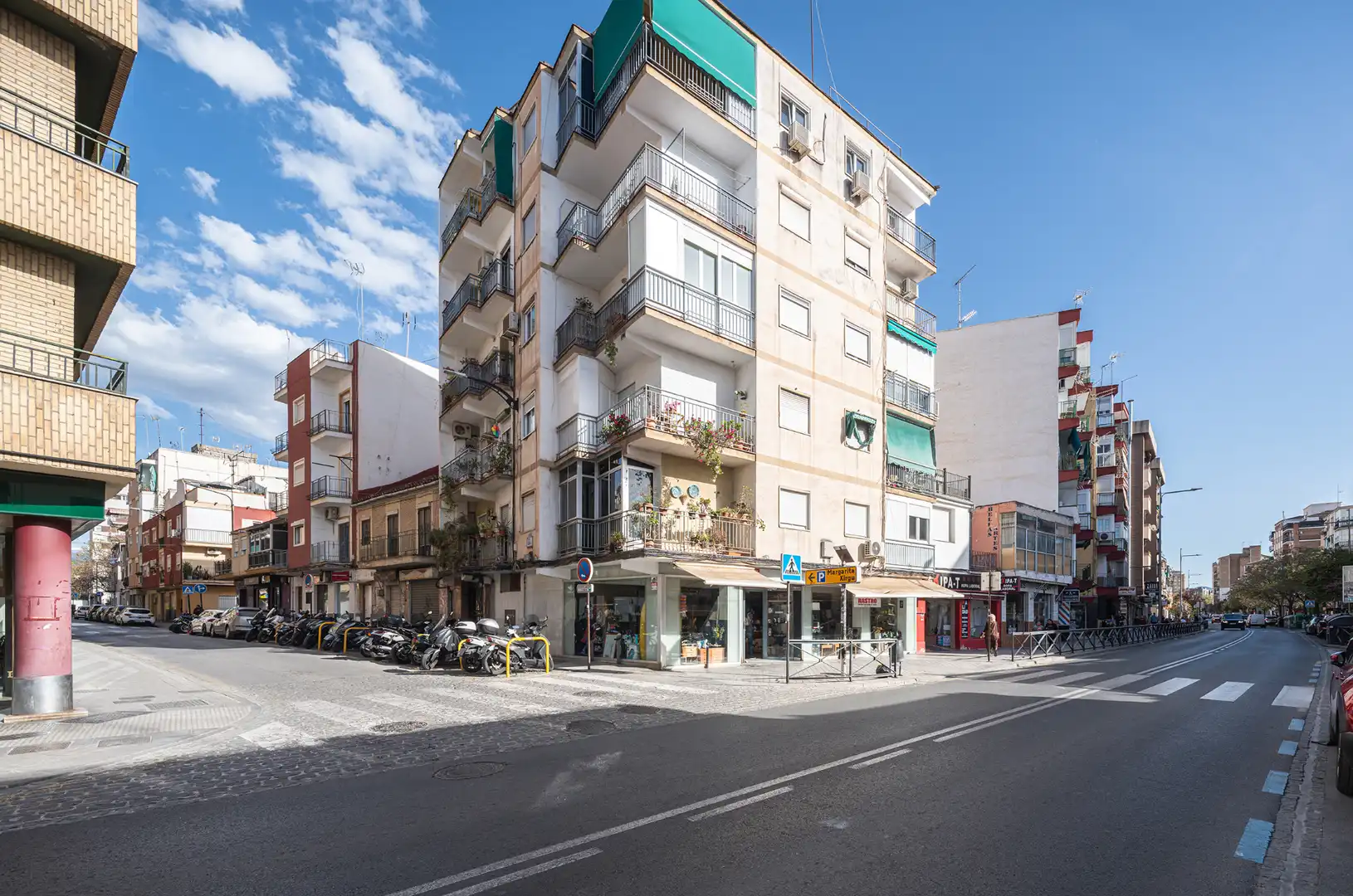 Vista exterior de Piso en venta en Granada con Horno, Lavadora y TV