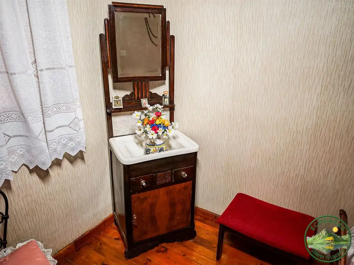 Bany de Casa o xalet en venda en Vega de Valcarce amb Calefacció, Jardí privat i Parquet