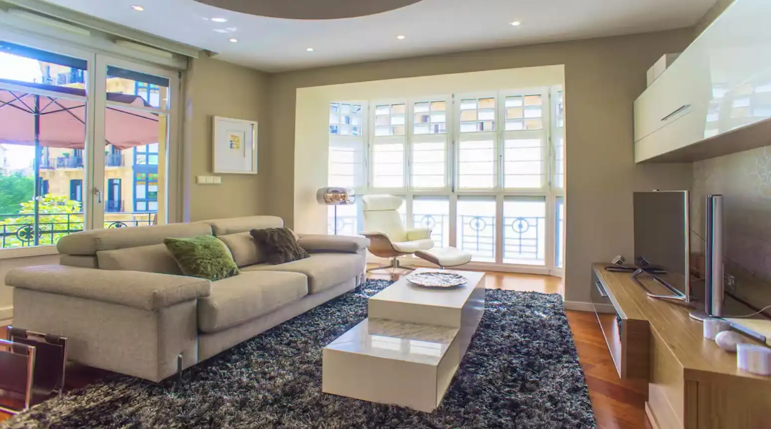 Sala d'estar de Apartament de lloguer en Donostia - San Sebastián  amb Aire condicionat, Calefacció i Parquet
