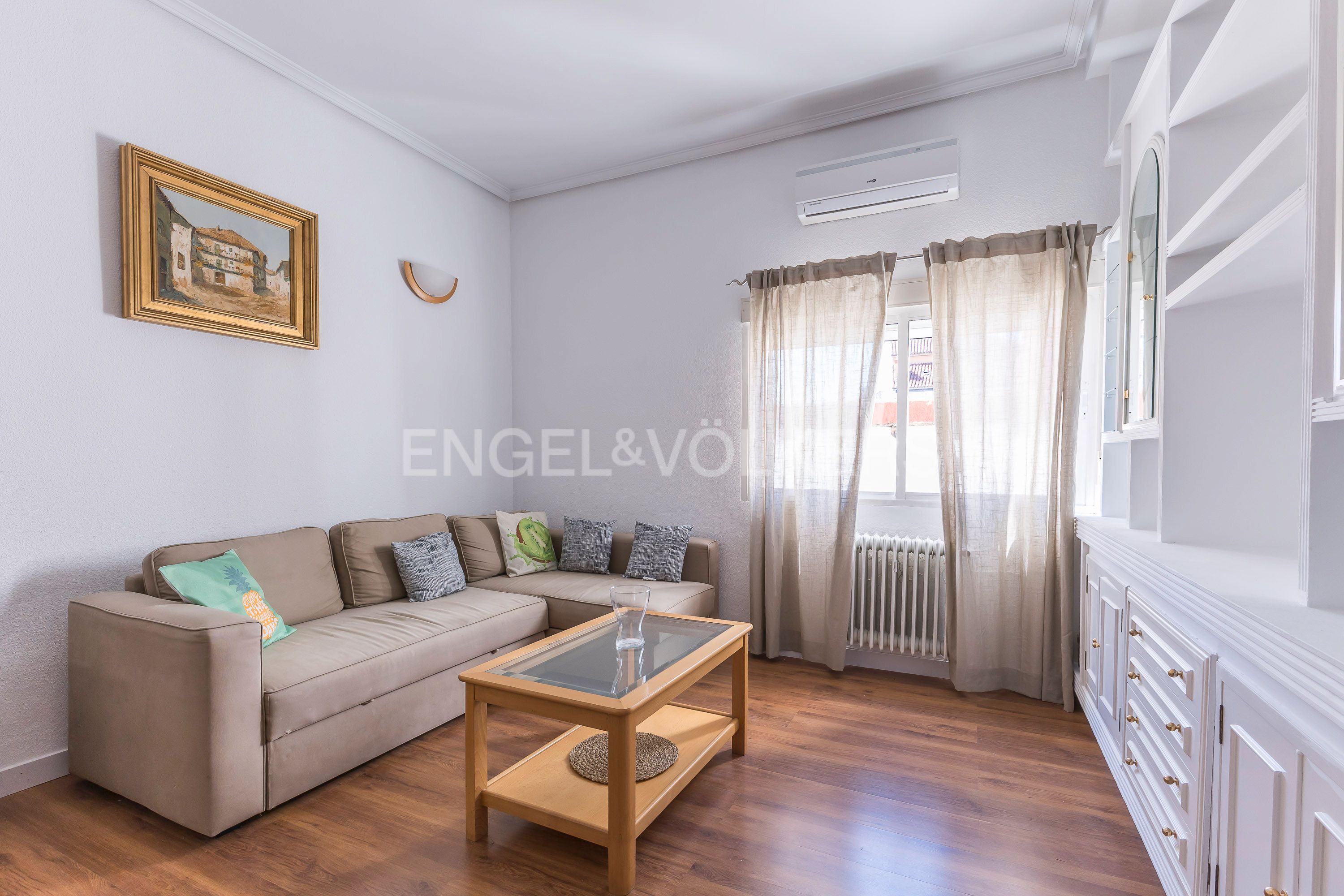 Sala d'estar de Apartament de lloguer en  Madrid Capital amb Aire condicionat, Calefacció i Moblat