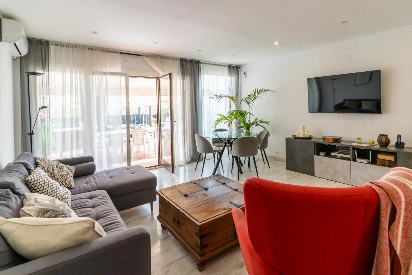 Living room of Detached homes for sale in Santa Pola  with Air Conditioner, Private garden and Parquet flooring