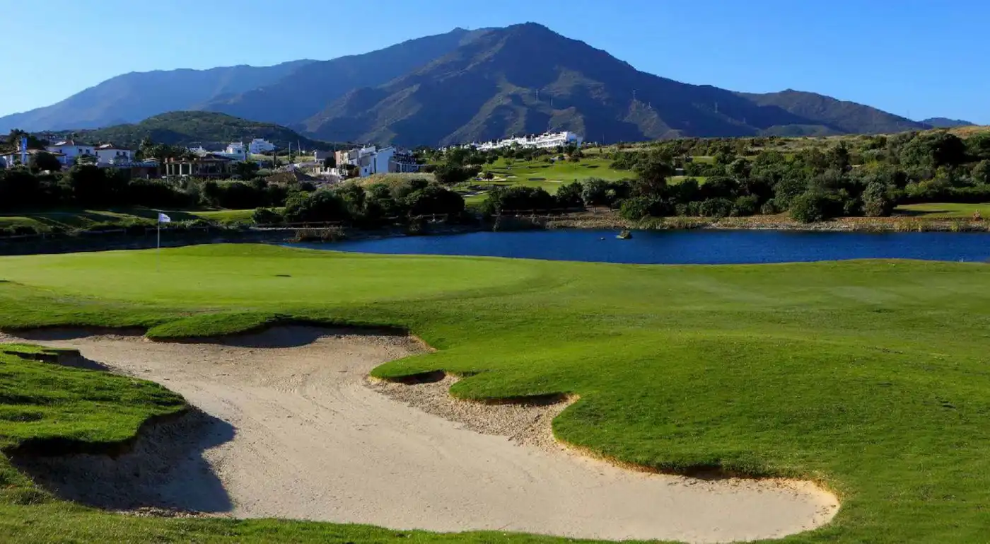 Vista exterior de Piso en venta en Estepona con Aire acondicionado, Jardín privado y Terraza