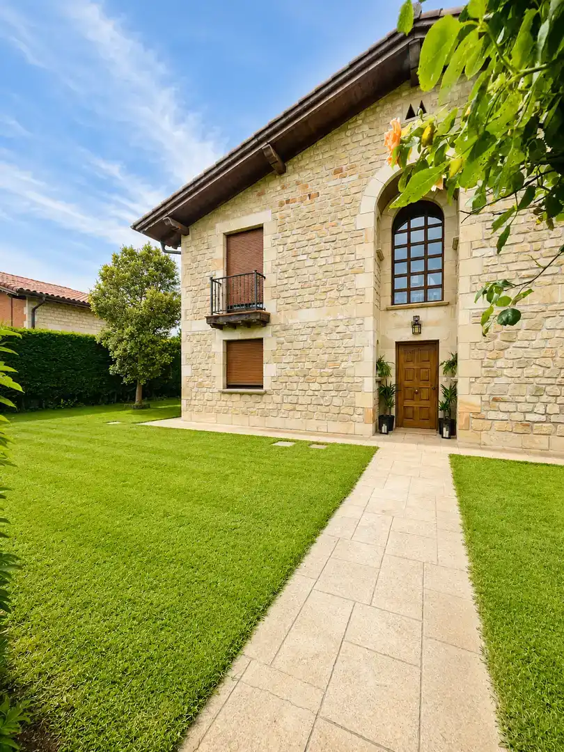 Vista exterior de Casa o xalet en venda en Armiñón amb Balcó