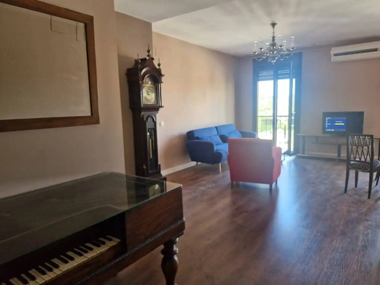 Living room of Flat for rent in Toledo  with Air Conditioner, Heating and Furnished