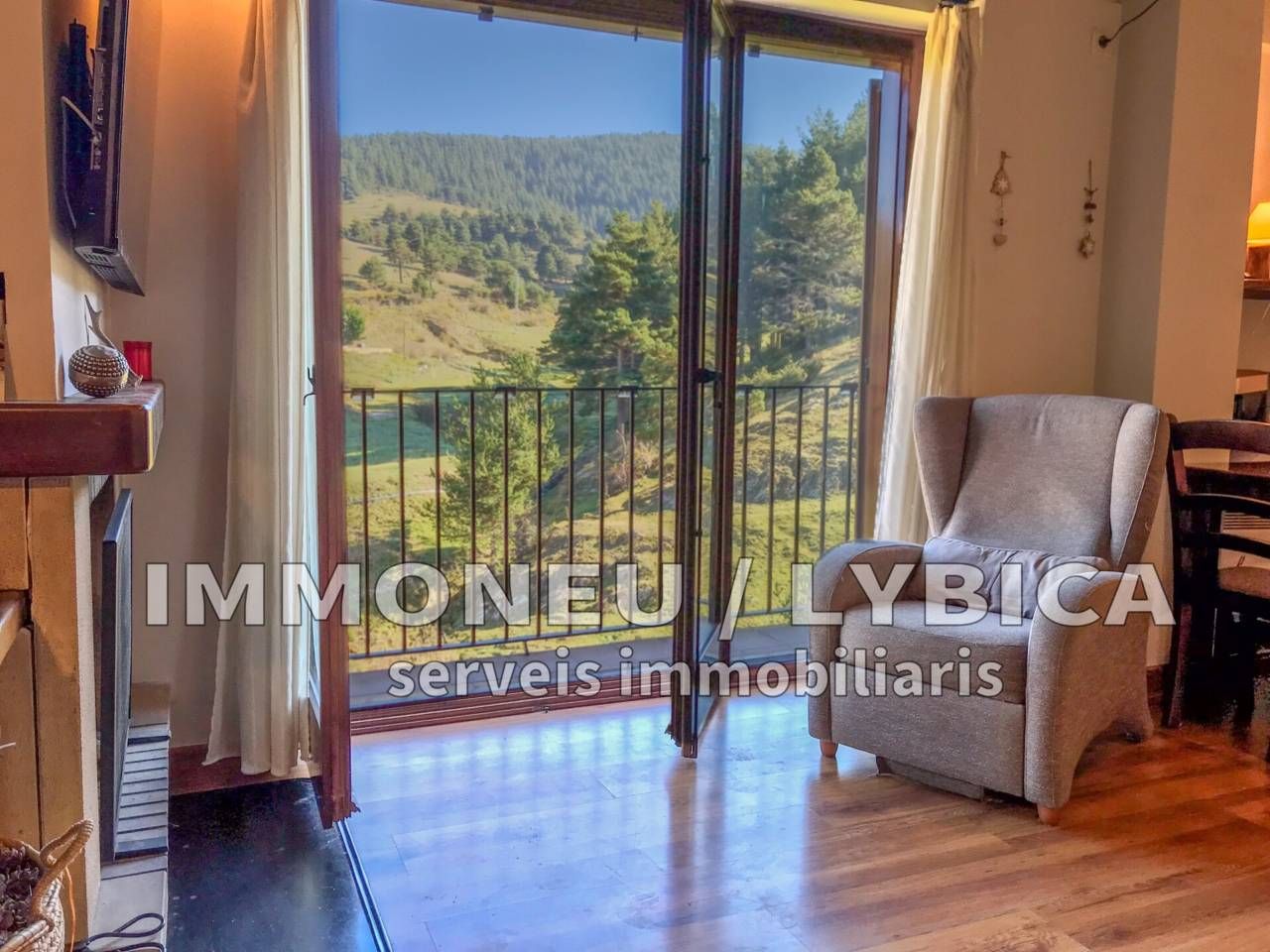 Schlafzimmer von Dachboden zum verkauf in Alp mit Heizung, Parkett und Balkon