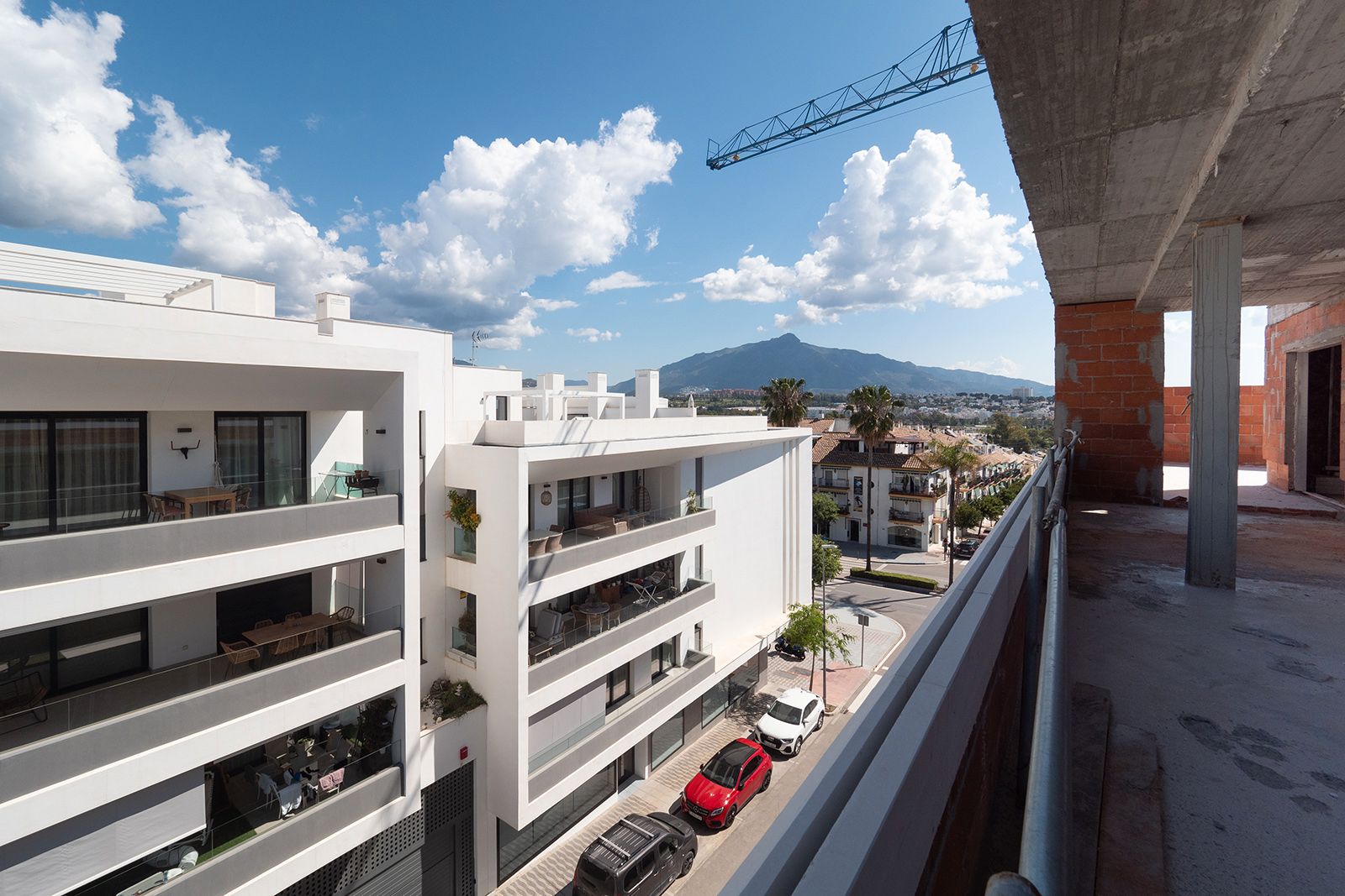 Vista exterior de Piso en venta en Marbella con Aire acondicionado, Domótica y Piscina comunitaria