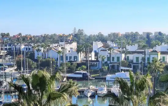 Vista exterior de Casa adosada de alquiler en Sotogrande con Aire acondicionado, Calefacción y Terraza