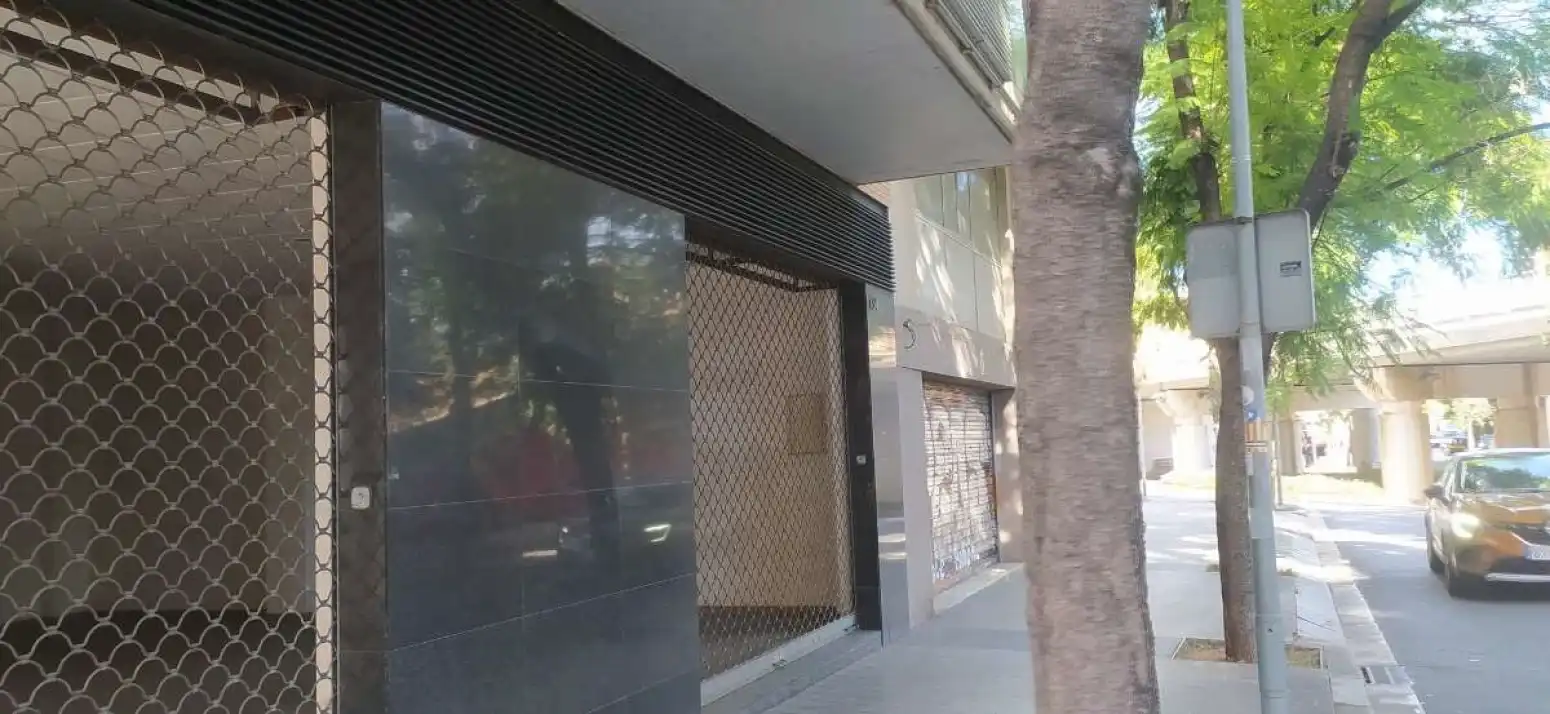 Vista exterior de Local en venta en Montcada i Reixac
