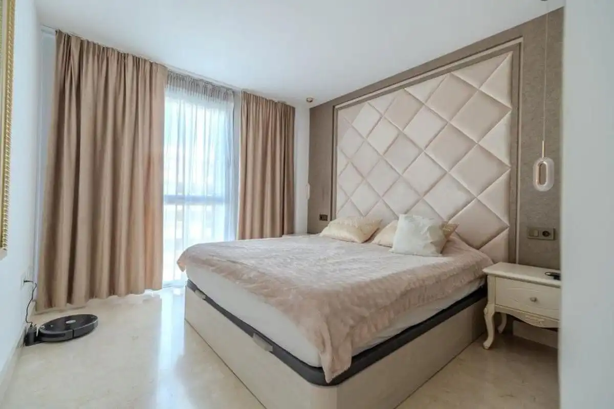 Schlafzimmer von Wohnungen zur Miete in Manilva mit Klimaanlage, Heizung und Terrasse