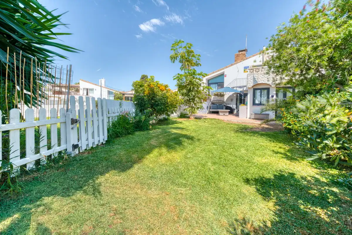 Jardín de Casa adosada en venta en Estepona con Aire acondicionado, Jardín privado y Terraza