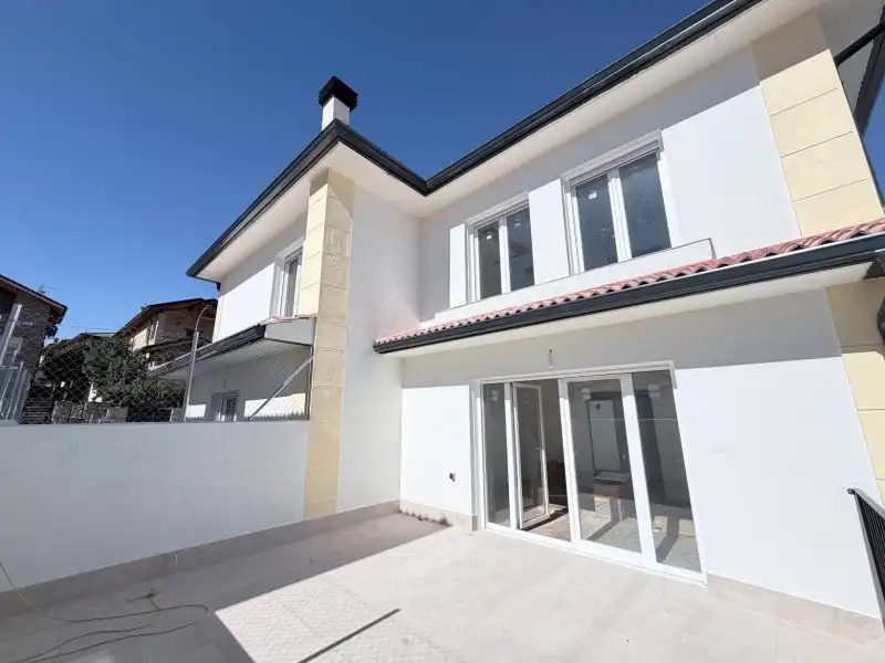 Casa aparellada amb jardí en venda a San Rafael, imagen 19