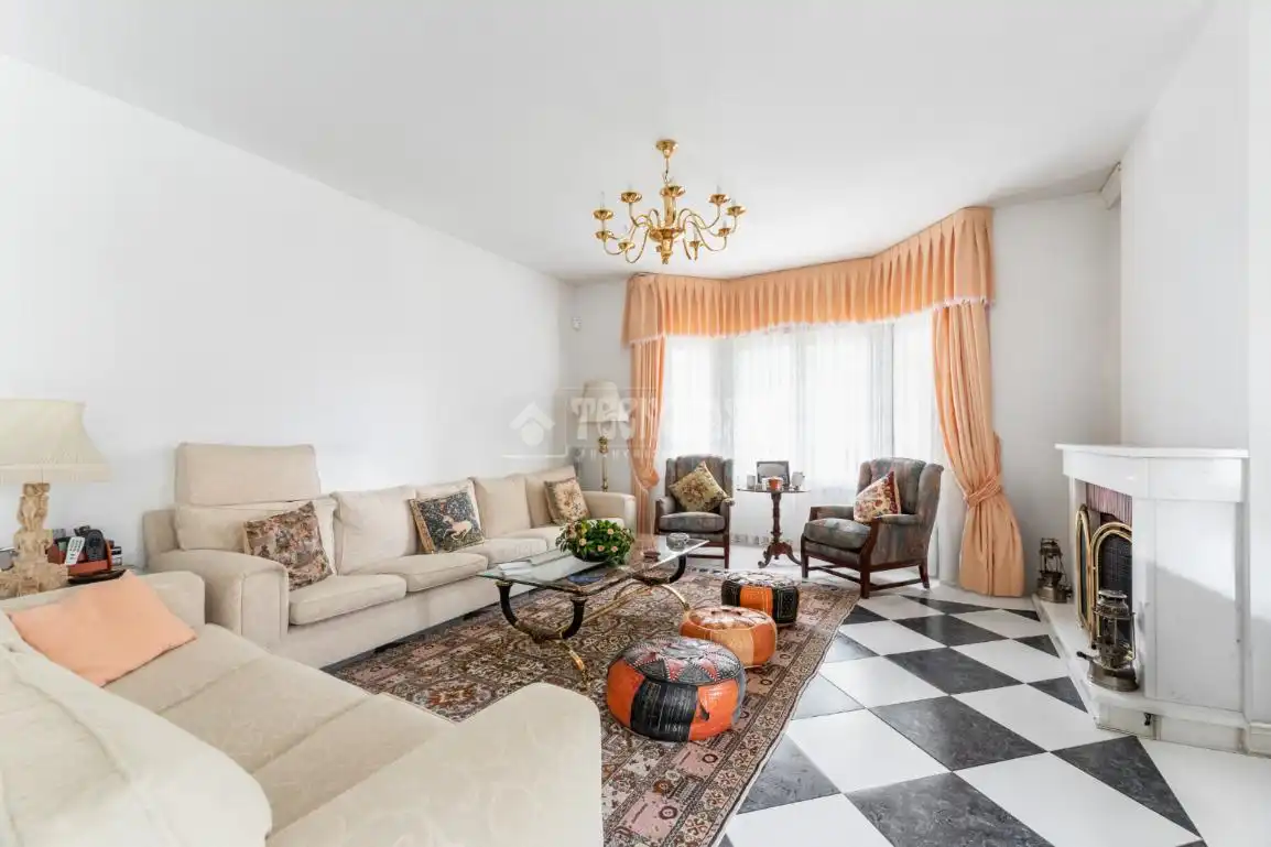 Sala d'estar de Casa o xalet en venda en Torrelodones amb Calefacció, Jardí privat i Piscina