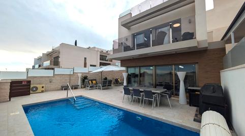 Foto 2 de Casa adosada en venda a Calle Nabucco, Los Almendros, Alicante