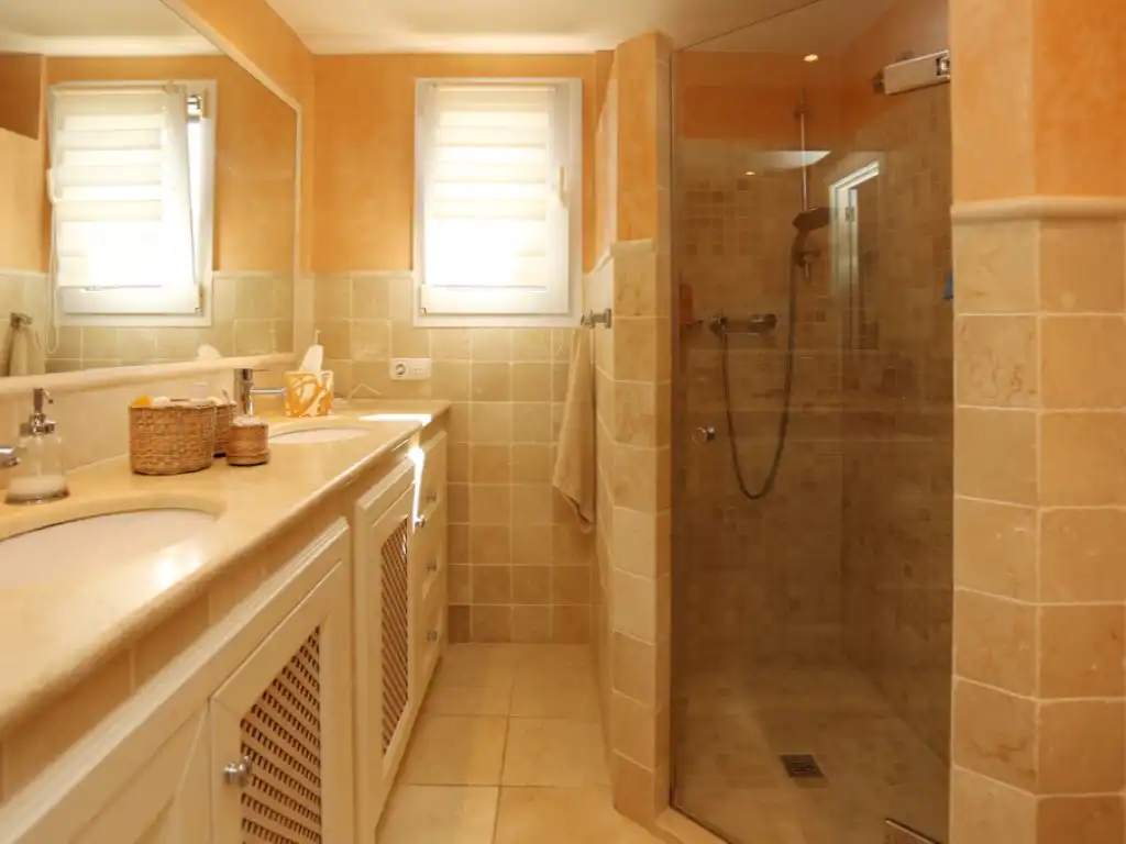 Badezimmer von Wohnungen zur Miete in Calvià mit Klimaanlage und Schwimmbad