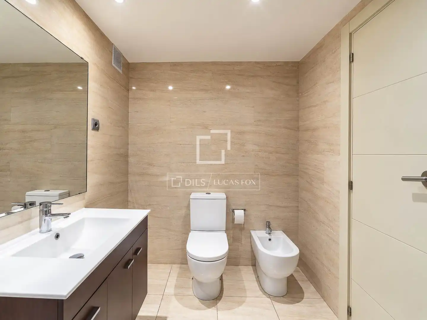 Badezimmer von Wohnung zum Verkauf in Barcelona mit Klimaanlage und Balkon