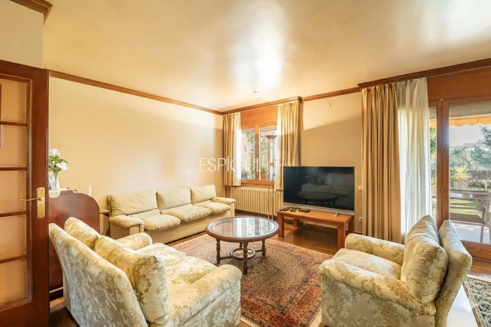 Living room of Houses for sale in Sant Cugat del Vallès  with Air Conditioner, Heating and Parquet flooring