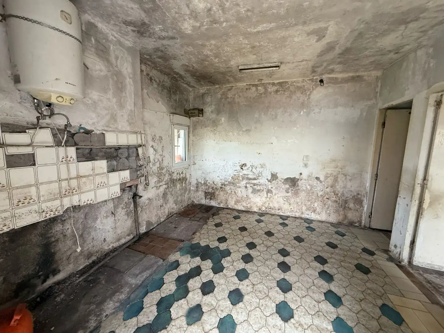 Cuina de Casa o xalet en venda en Oviedo  amb Jardí privat