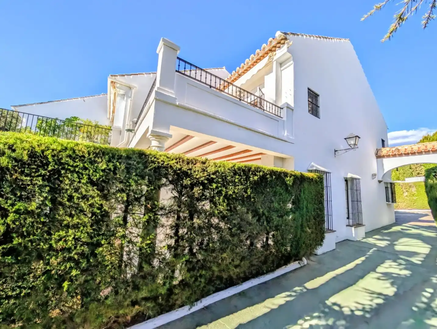 Vista exterior de Casa adosada en venta en Marbella con Aire acondicionado y Piscina comunitaria