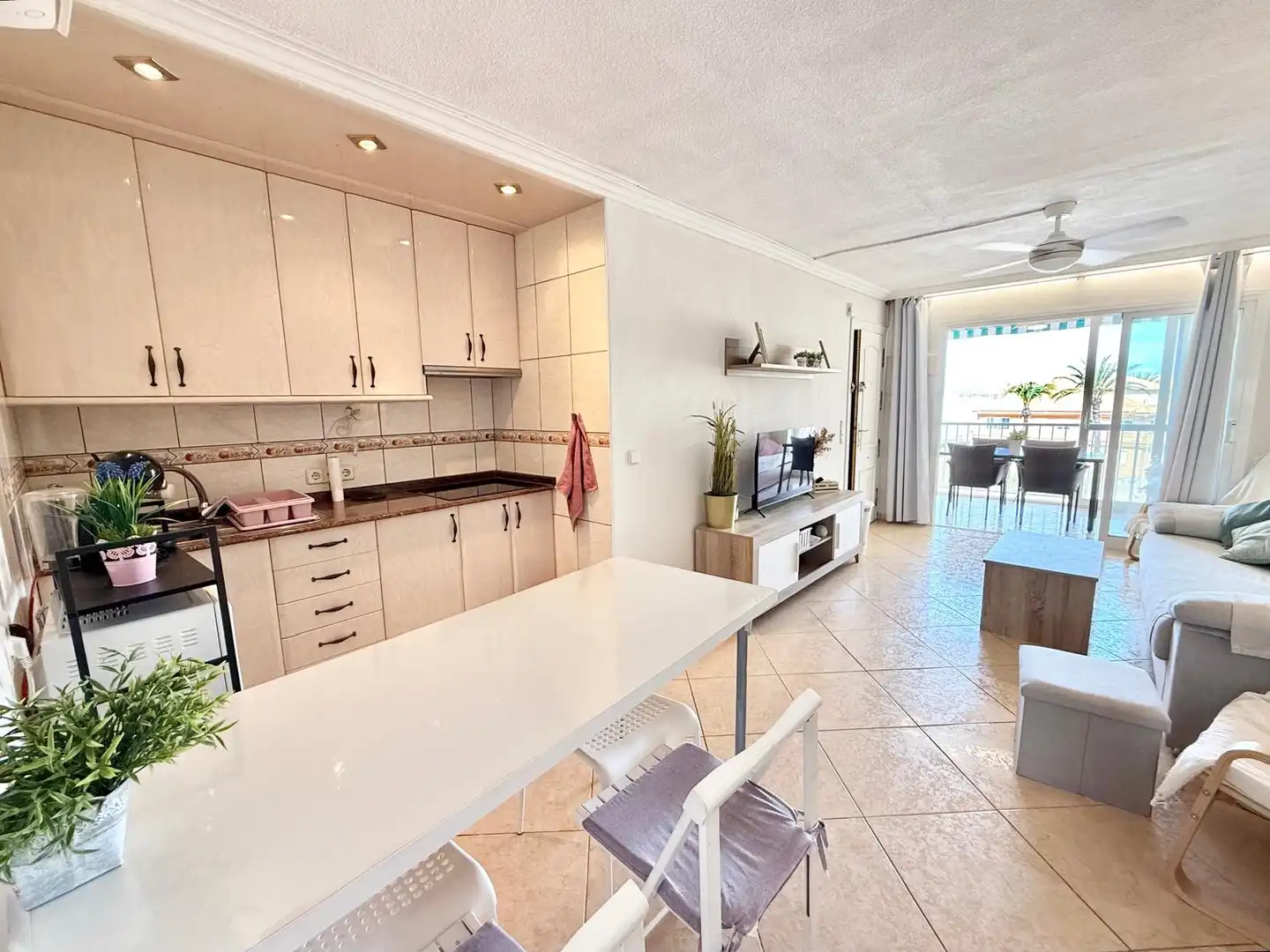 Cocina de Apartamento de alquiler en La Manga del Mar Menor con Aire acondicionado, Calefacción y Piscina