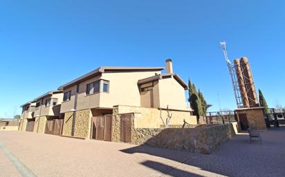 Vista exterior de Casa o xalet en venda en Yebes amb Terrassa i Piscina