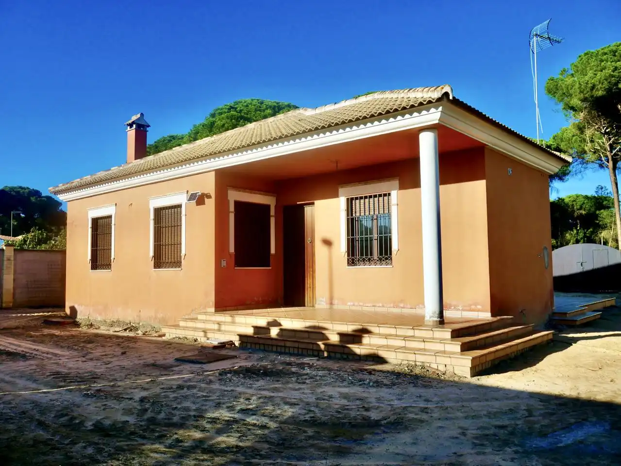 Vista exterior de Casa o xalet en venda en Hinojos amb Jardí privat i Moblat