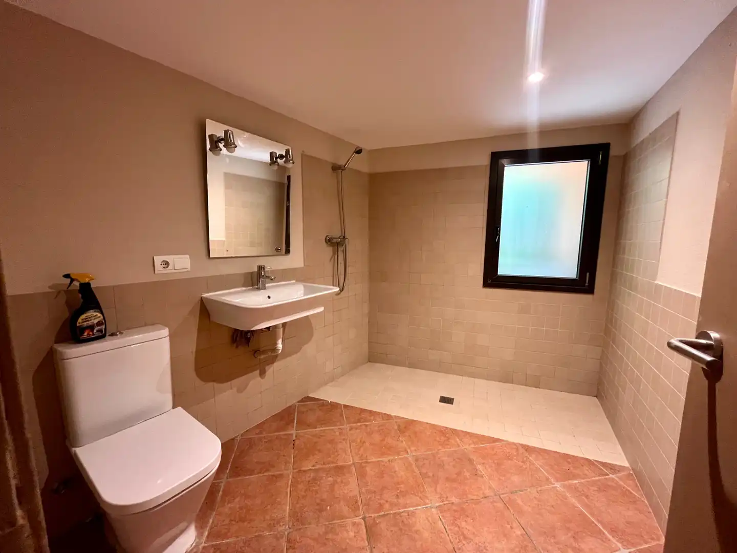 Badezimmer von Country house zur Miete in Fornells de la Selva mit Heizung, Privatgarten und Ofen