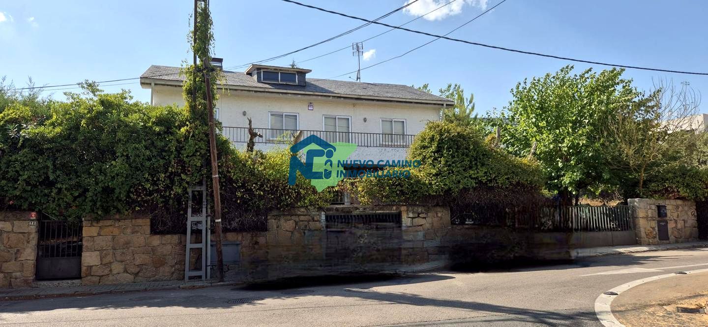 Vista exterior de Casa o xalet en venda en Torrelodones amb Calefacció, Jardí privat i Terrassa