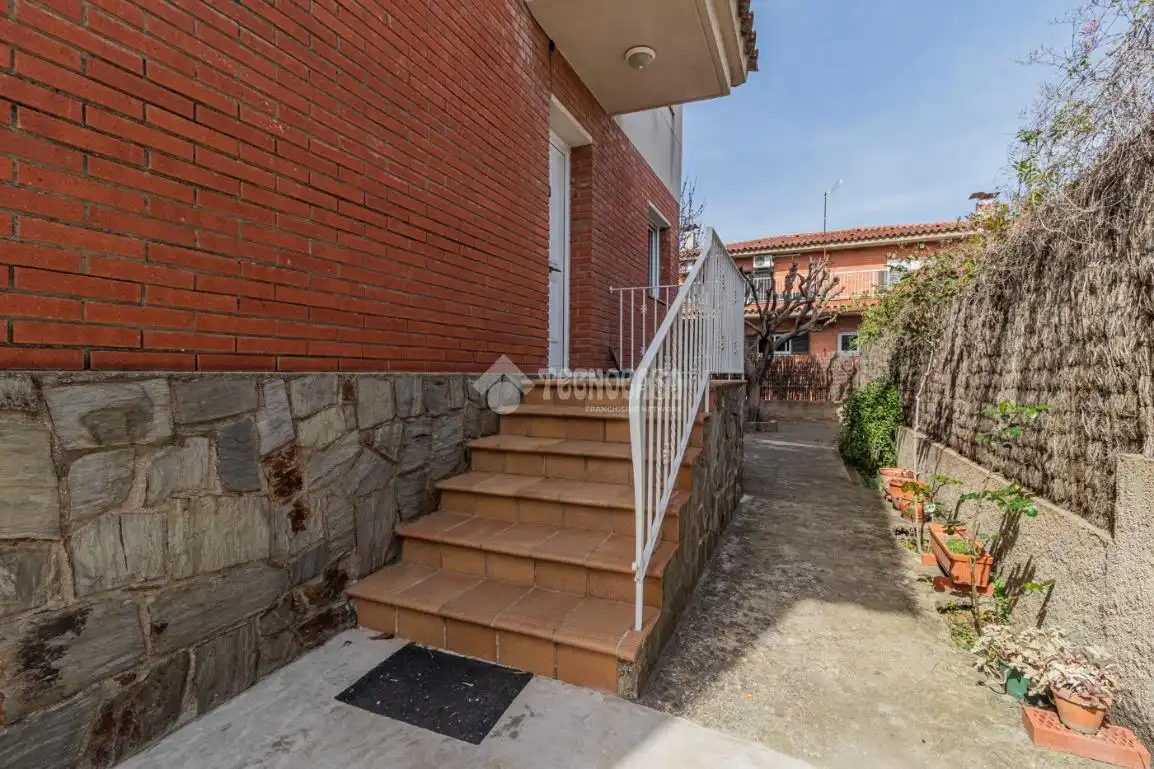 Exterior view of Houses for rent in Sant Cugat del Vallès  with Air Conditioner, Terrace and Balcony