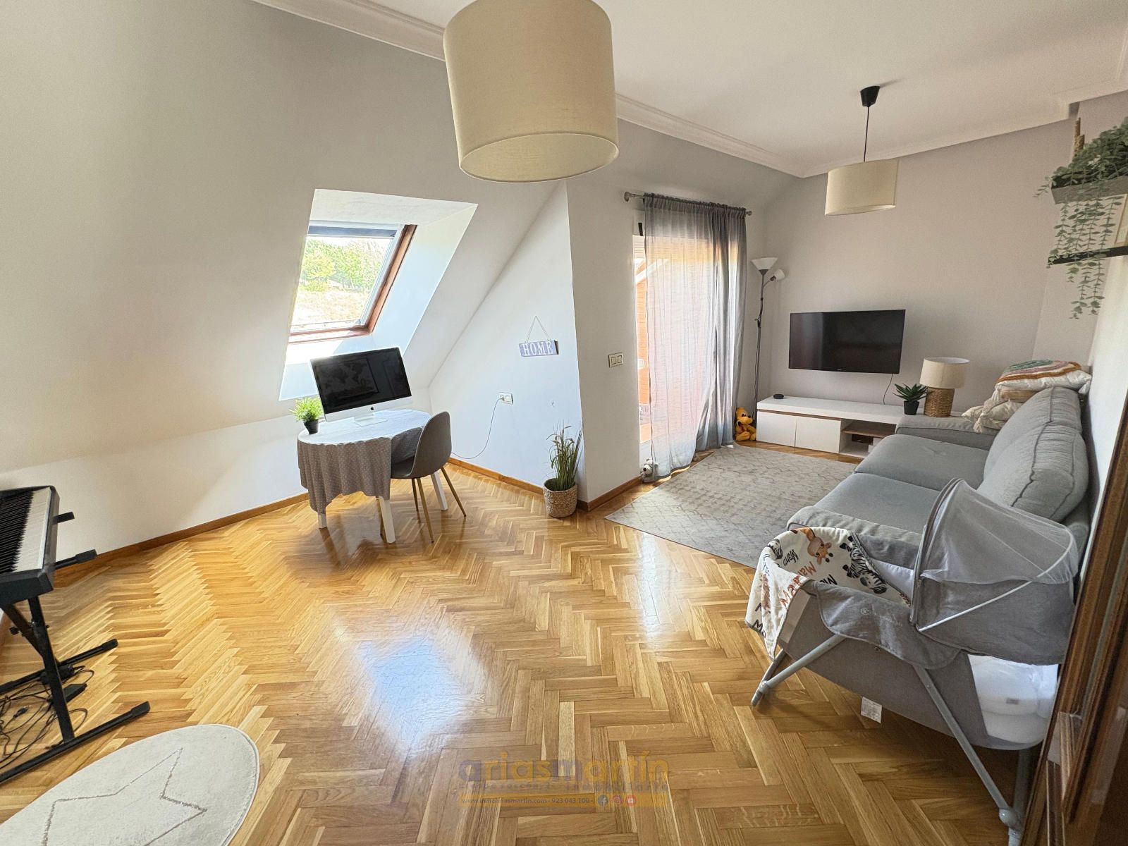 Living room of Attic to rent in Salamanca Capital  with Heating, Parquet flooring and Terrace