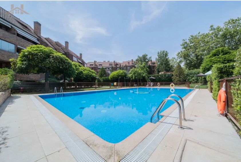 Piscina de Dúplex en venda en Pozuelo de Alarcón amb Aire condicionat, Calefacció i Terrassa