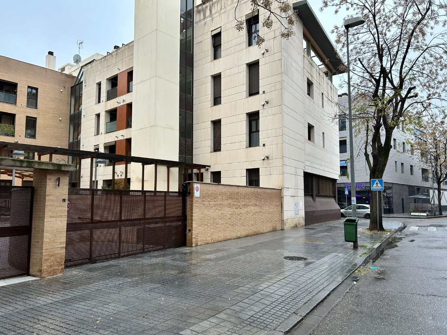 Vista exterior de Garatge de lloguer en  Córdoba Capital