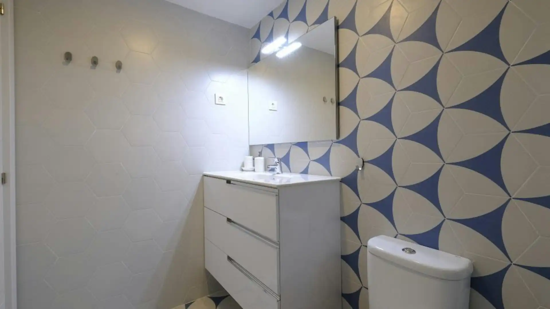 Bathroom of Flat for rent in Madrid  with Heating, Furnished and Washing machine