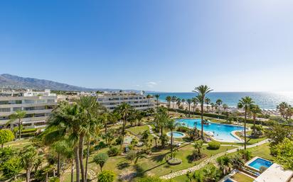 Vista exterior de Àtic en venda en Marbella amb Aire condicionat, Terrassa i Piscina