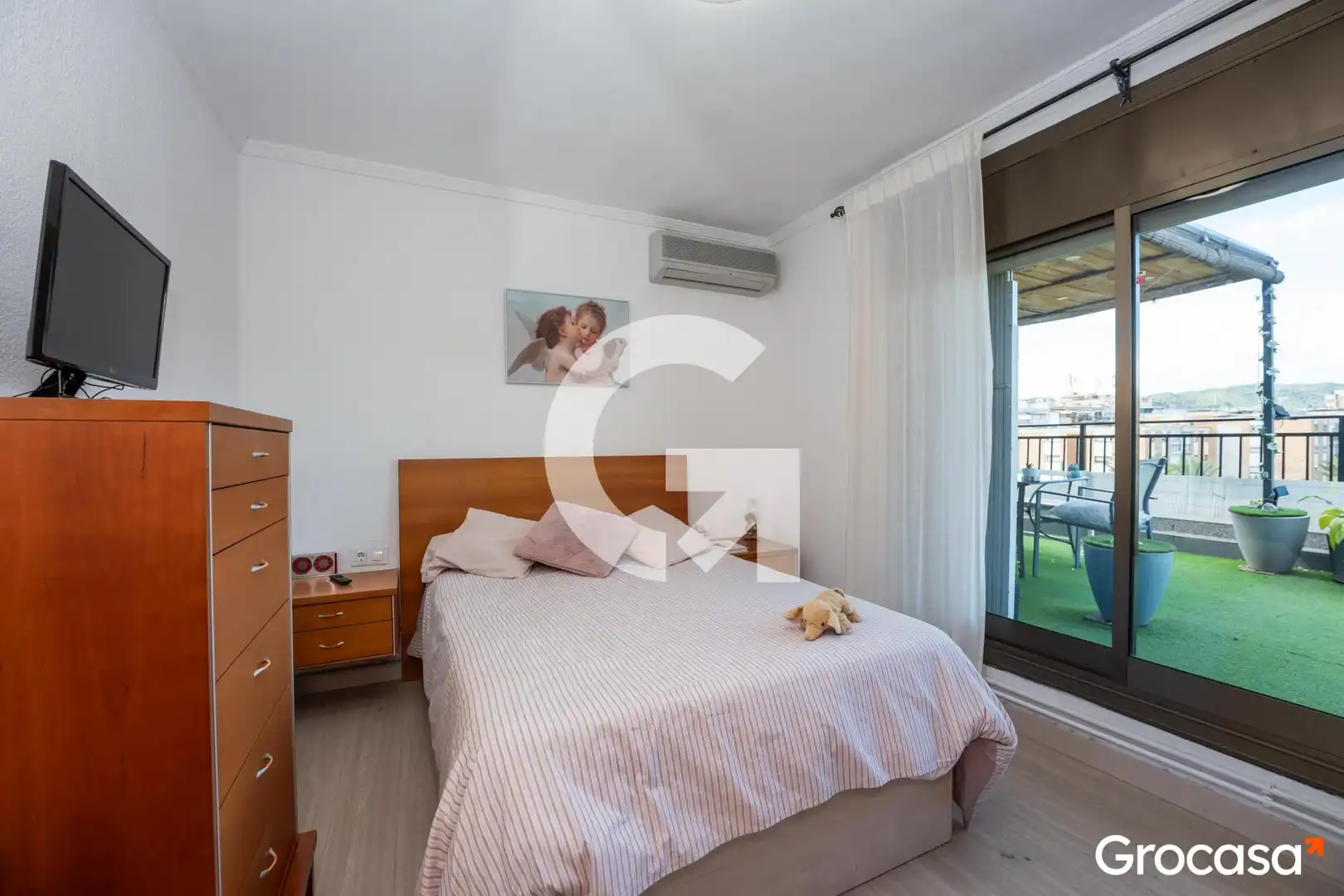 Schlafzimmer von Dachboden zum Verkauf in Cornellà de Llobregat mit Klimaanlage, Heizung und Terrasse