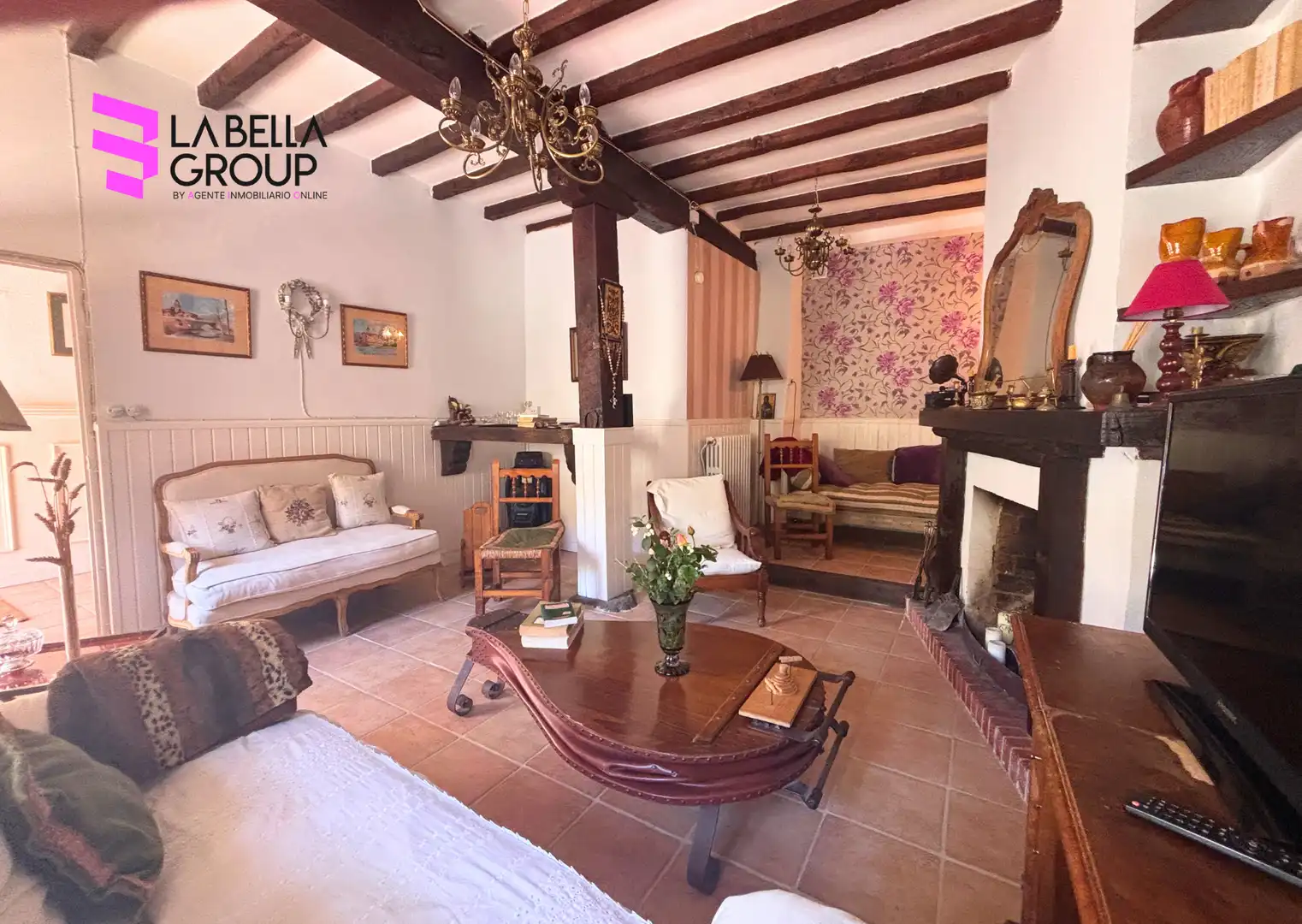 Sala d'estar de Finca rústica en venda en Pesaguero amb Calefacció, Jardí privat i Parquet