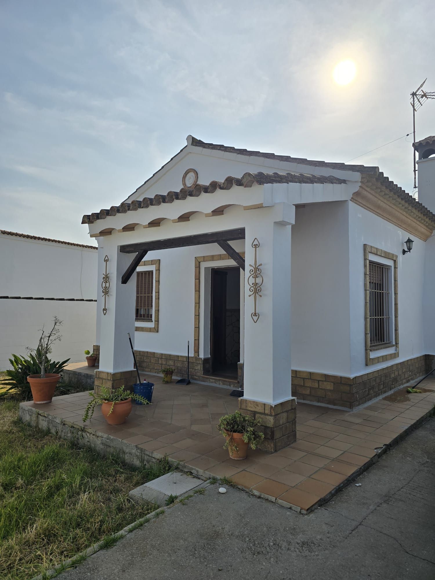 Vista exterior de Casa o xalet en venda en Chiclana de la Frontera amb Aire condicionat, Jardí privat i Traster