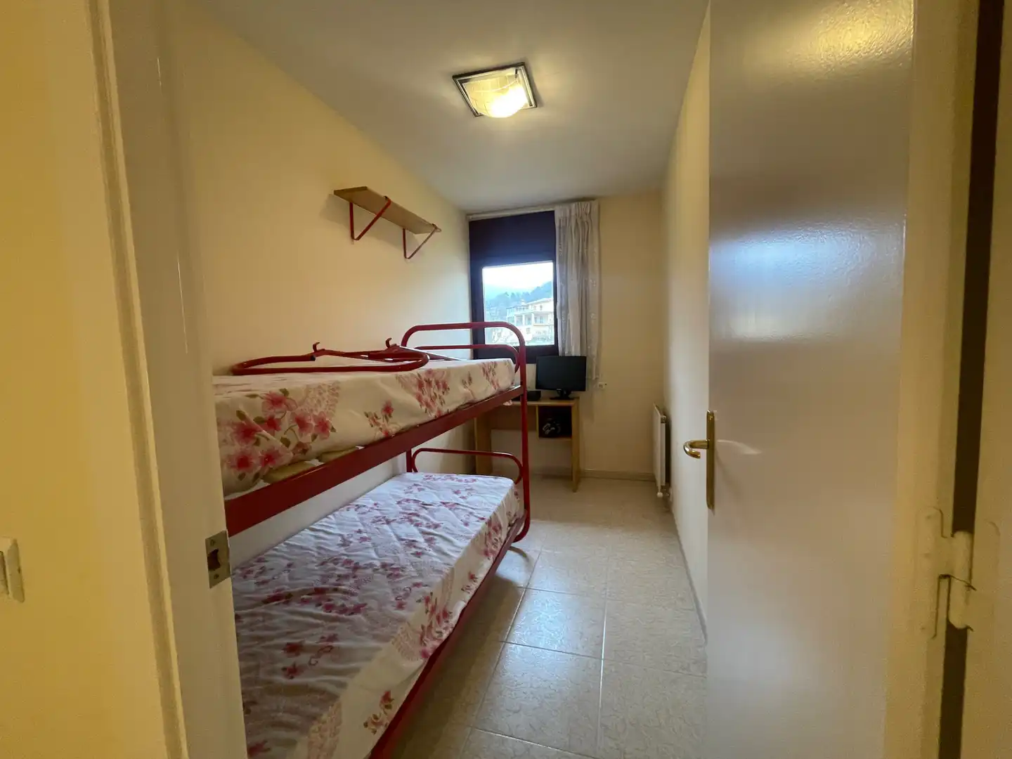 Habitación de Casa adosada en venta en Sant Joan de les Abadesses con Calefacción, Jardín privado y Trastero