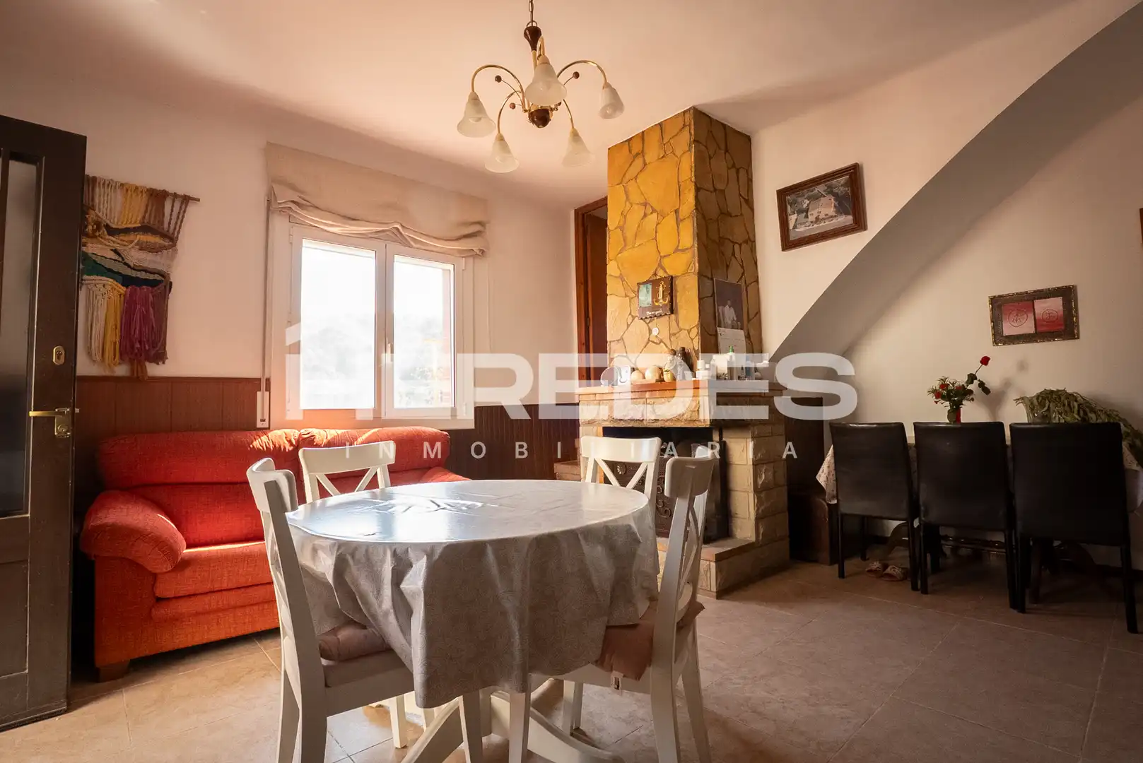 Sala d'estar de Casa o xalet en venda en Torrelles de Llobregat amb Jardí privat, Terrassa i Moblat