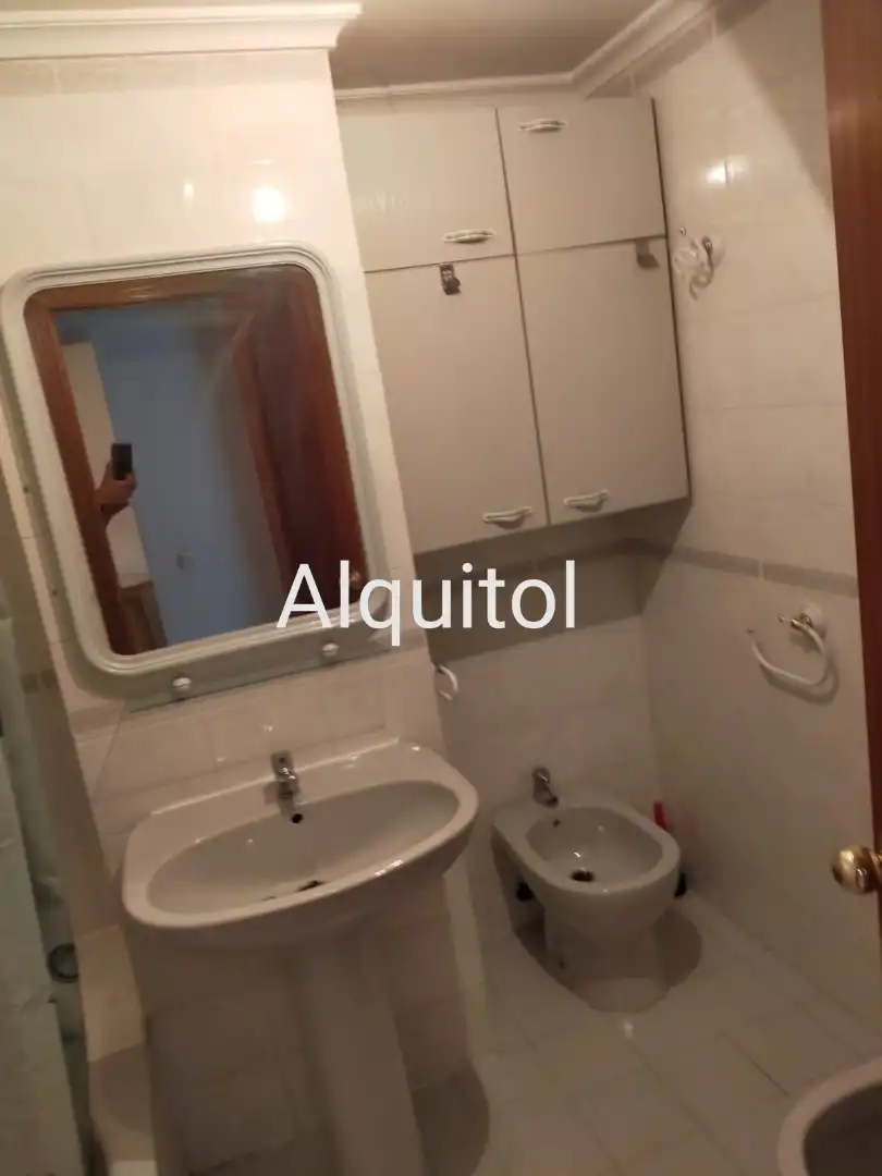 Badezimmer von Wohnung zur untervermieten in Toledo mit Heizung, Parkett und Möbliert