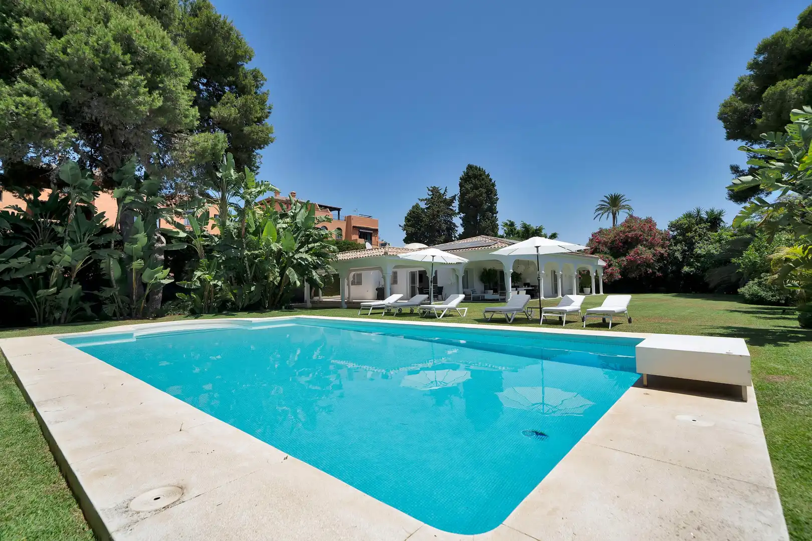 Piscina de Casa o xalet de lloguer en Estepona amb Aire condicionat, Calefacció i Jardí privat