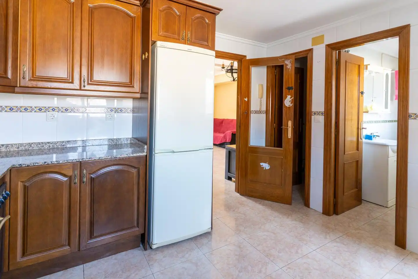 Küche von Einfamilien-Reihenhaus zum Verkauf in Santa Pola mit Klimaanlage, Privatgarten und Terrasse