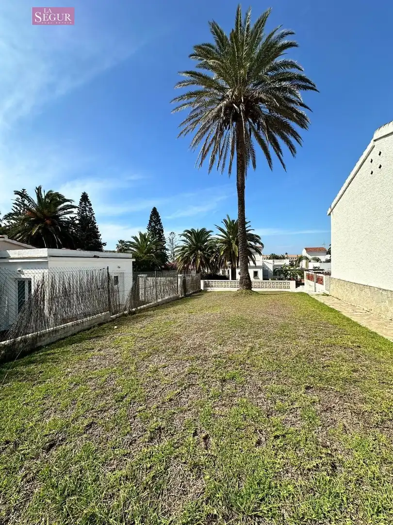 Vista exterior de Casa o xalet en venda en Conil de la Frontera amb Jardí privat, Terrassa i Traster