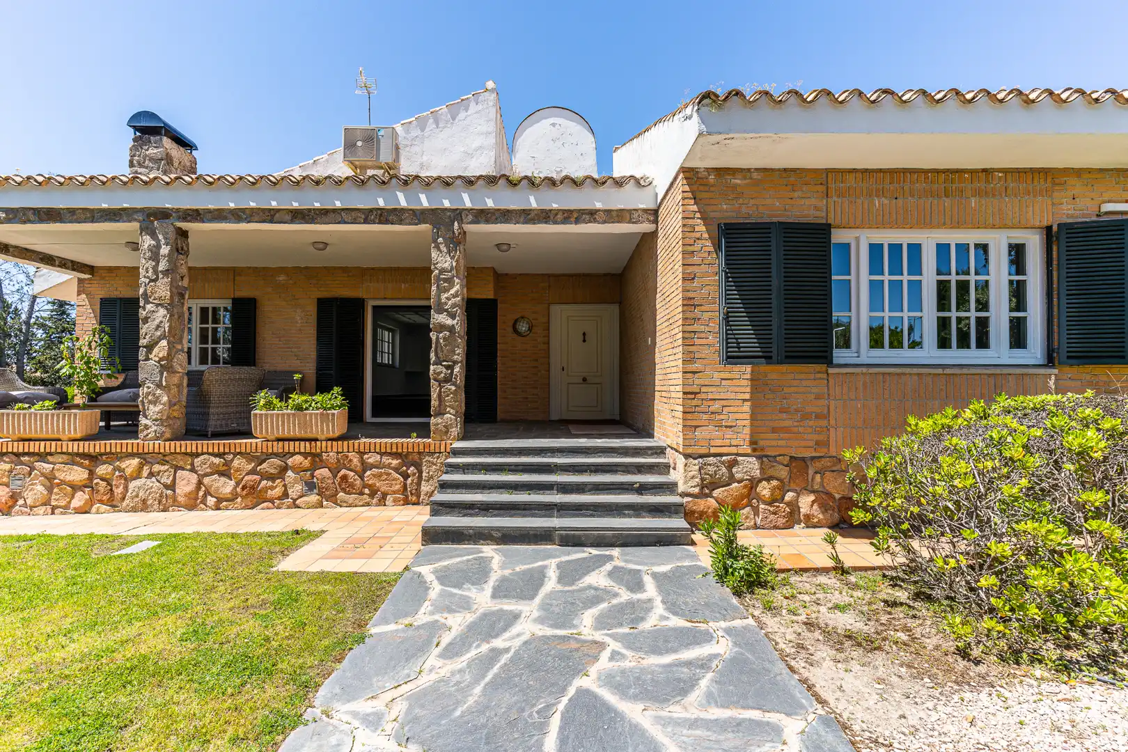 Vista exterior de Casa o chalet en venta en Las Rozas de Madrid con Aire acondicionado, Calefacción y Jardín privado
